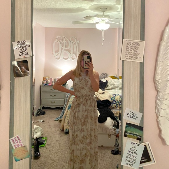 Beautiful floral maxi gown - Picture 2 of 5